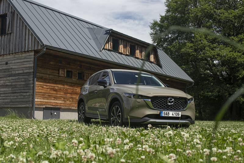 Ani na stylových velkých kolech není CX-5 na silnici nepohodlná.