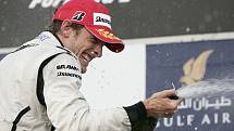 Jenson Button slaví vítězství v GP Bahrajnu.