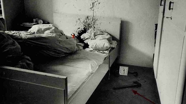 Tělo Vojtěcha Hudce leželo v posteli zakryté peřinou. Šipka vpravo dole ukazuje na sekyru, kterou dostal nejméně sedm ran do hlavy