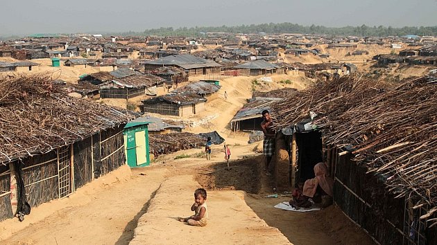 Jeden z mnoha uprchlických táborů v Bangladéši, kde končí Rohingové utíkající z rodného Myanmaru před genocidou. Foto z roku 2017