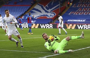 Brankář Leicesteru Kasper Schmeichel chytá míč v utkání s Crystal Palace.