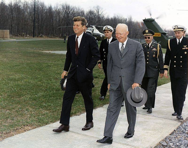 John Fitzgerald Kennedy při setkání s Dwightem Eisenhowerem v Camp Davidu.