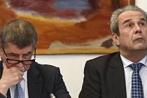 Schůze sněmovního bezpečnostního výboru 15. března 2018 v Praze, na které premiér v demisi Andrej Babiš (vlevo) diskutoval o svých výhradách vůči řediteli Generální inspekce bezpečnostních sborů Michalu Murínovi (vpravo).
