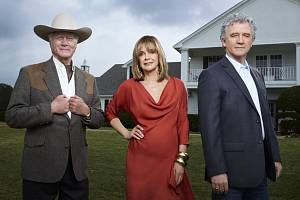 Velcí přátelé: Larry Hagman, Linda Grey a Patrick Duffy. Hlavně „Džejár“, který nedávno zemřel, se přátelil se svou filmovou manželkou, Lindou Grey. Ta byla i u jeho úmrtního lože spolu s rodinou...