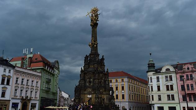 Zamračená obloha nad centrem Olomouce