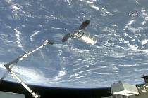 několik okamžiků před kontaktem ramena ISS a lodě Cygnus