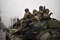 Ukrajinští vojáci při osvobozování oblastí u Kyjeva.