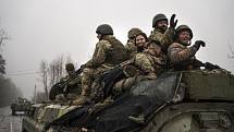 Ukrajinští vojáci při osvobozování oblastí u Kyjeva.