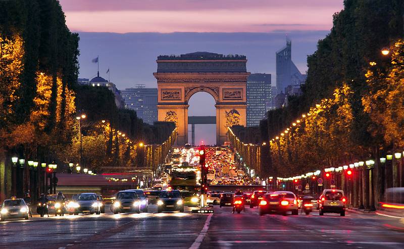 Paříž. Kvůli přílišnému množství turistů zakázalo město vjezd turistických autobusů do centra. Na výstavu o Leonardu da Vincim v Louveru se lze dostat jen po elektronické rezervaci lístků