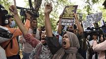 Indičtí muslimští studenti v Novém Dillí protestují proti demolicím domů zadržených demonstrantů.