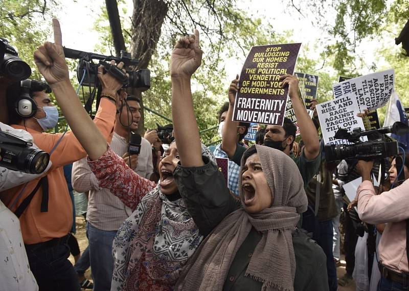 Indičtí muslimští studenti v Novém Dillí protestují proti demolicím domů zadržených demonstrantů.