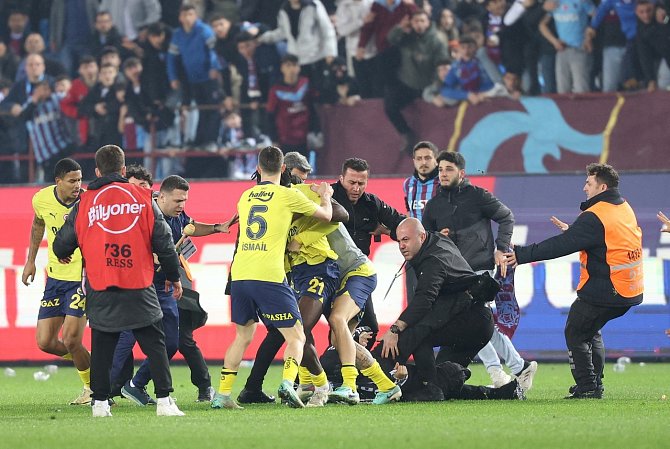 Fotbal v Turecku měl skandální konec
