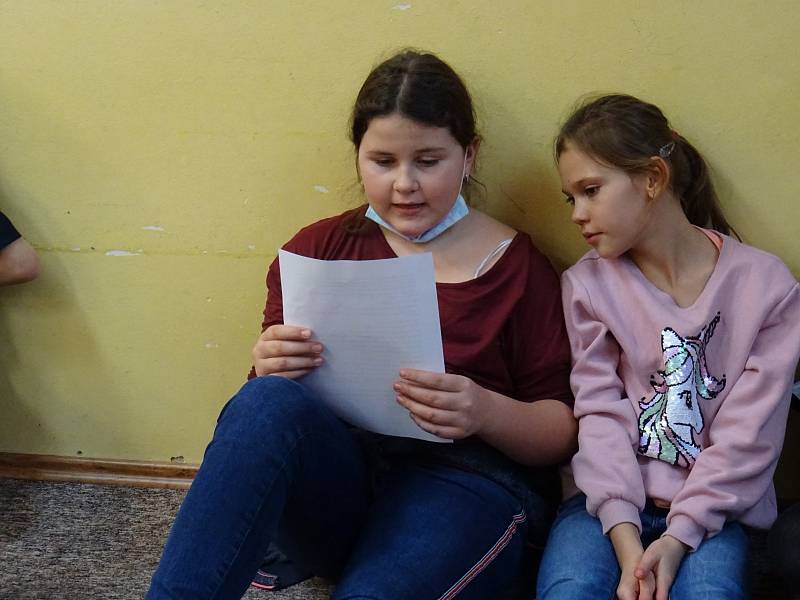 Děti v družině Základní školy Beroun-Závodí čtou pohádky, které vycházely v Deníku