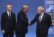 Zprava generální tajemník NATO Jens Stoltenberg, americký prezident Donald Trump a britský premiér Boris Johnson na summitu NATO v Londýně 4. prosince 2019