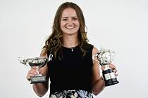 Vítězka dvouhry i čtyřhry na Roland Garros Barbora Krejčíková a její trofeje.