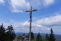 Vrcholový kříž na Roklanu, druhé nejvyšší hoře Bavorského lesa. 1453m