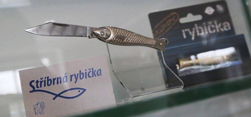 Firma Mikov s desetimilionovým měsíčním obratem ročně vyrobí přes 200 tisíc nožíků ve tvaru rybiček.