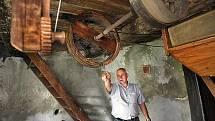 Větrný mlýn ve zlínské části Štípa je jedním ze 13 mlýnů v republice, které se do dneška dochovaly i s původním vnitřním vybavením. O mlýn se stará jeho majitel a potomek zakladatelů této stavby Jiří Procházka.