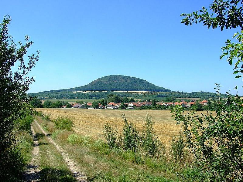 Památná hora Říp patří mezi nejvýznamnější místa české národní historie. Vztahuje se k ní pověst o příchodu Čechů do země.