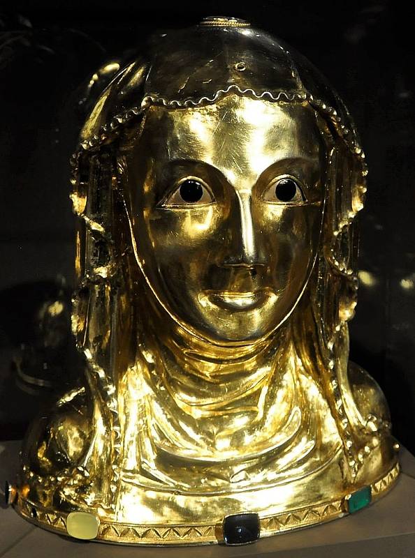 Relikviářová busta svaté Ludmily