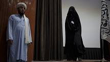 Zahalená žena vchází do univerzity v Kábulu