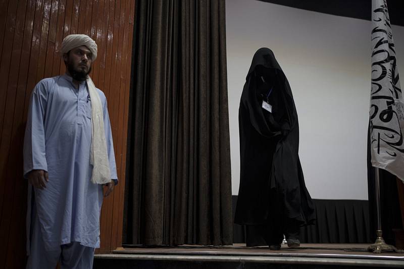 Zahalená žena vchází do univerzity v Kábulu