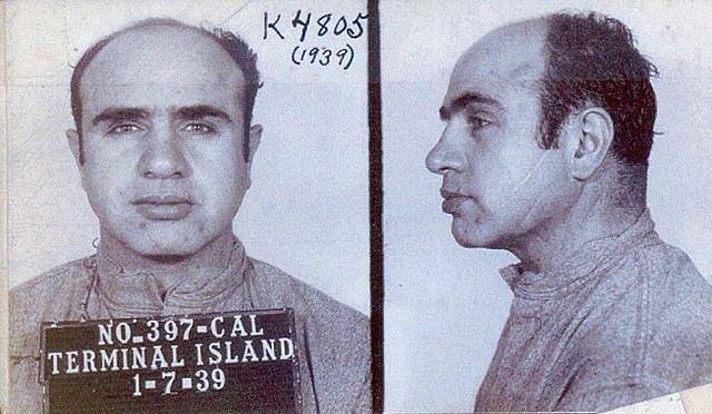 Identifikační snímky Al Caponeho z přijetí do federálního nápravného zařízení na Terminal Island v Kalifornii
