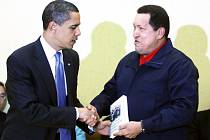 Hugo Chávez předává Barackovi Obamovi knihu, která se rázem stala bestselerem.