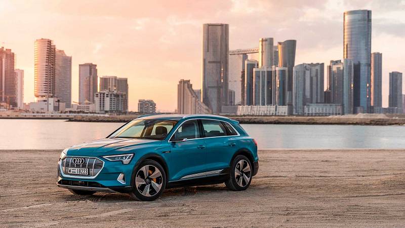 Audi E-Tron při testech v Dubaji