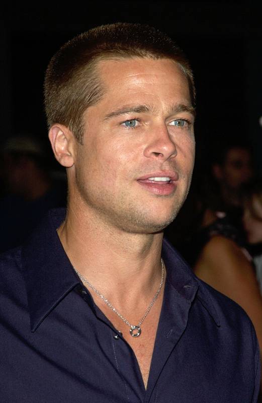 I Brad Pitt se nechal kdysi ostříhat zcela na krátko.