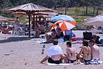 Královnina pláž v chorvatském Ninu. Netradiční je i možností natřít se léčivým bahnem. Červen 2023
