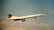 Concorde British Airways přiblížení na přistání na letišti Leeds Bradford v roce 1990.