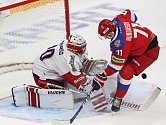 Utkání Rusko - ČR, Vpravo hokejista Ruska Anton Burdasov, vlevo brankář Česka Šimon Hrubec