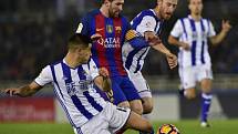 Lionel Messi z Barcelony (uprostřed) se snaží prosadit proti San Sebastianu.