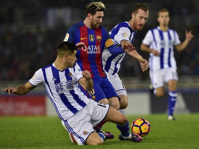 Lionel Messi z Barcelony (uprostřed) se snaží prosadit proti San Sebastianu.