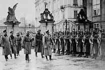 Vůdce a říšský kancléř Adolf Hitler na Pražském hradě při přehlídce čestné jednotky.