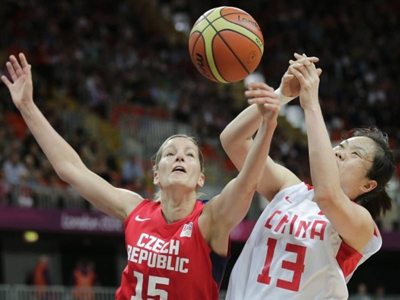 Basketbalistka Eva Vítečková (vlevo) na olympjském turnaji proti Číně.