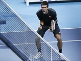 Vítězné gesto Novaka Djokoviče ve finále Turnaje mistrů v Londýně proti Rogeru Federerovi.