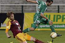 Dukla - Příbram: Kaspars Gorkšs (vlevo) a David Štípek 