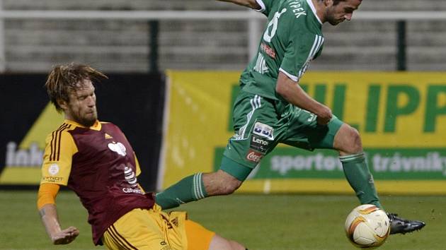 Dukla - Příbram: Kaspars Gorkšs (vlevo) a David Štípek 