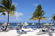 Turisté na pláži v Punta Cana, Dominikánská republika