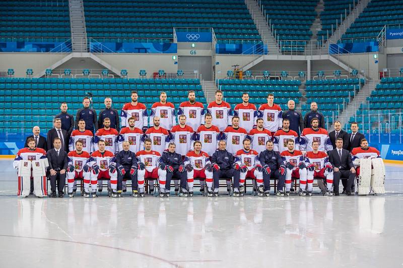 Oficiální fotografie českého hojkejového týmu na olympijských hrách v Pchjongčchangu.