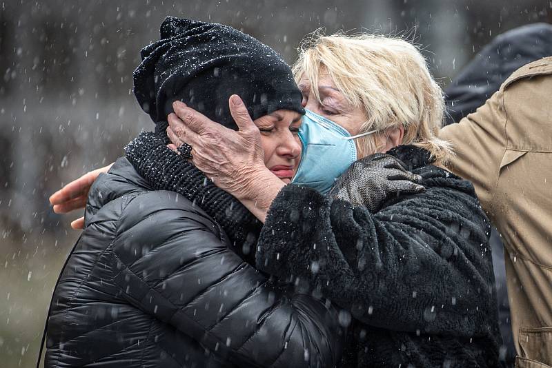 Před budovou Fakultní nemocnicí Ostrava byl odhalen památník obětem loňské tragické střelby, 10. prosince 2020. Někteří z účastní se neubránili slzám.