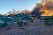 V americké Arizoně vykolejil vlak. Poté se pod ním zřítil most.