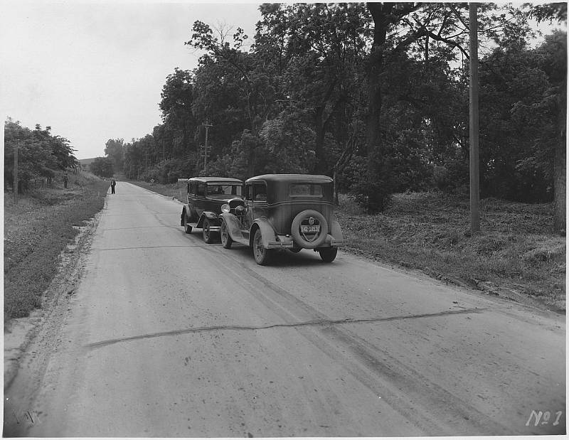Automobilová nehoda na venkovské silnici v Jižní Dakotě v roce 1932