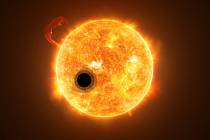 Vizualizace soustavy s exoplanetou WASP-107b. Ta představuje plynného obra, obíhajícího zblízka vysoce aktivní hvězdu vzdálenou asi 200 světelných let od Země
