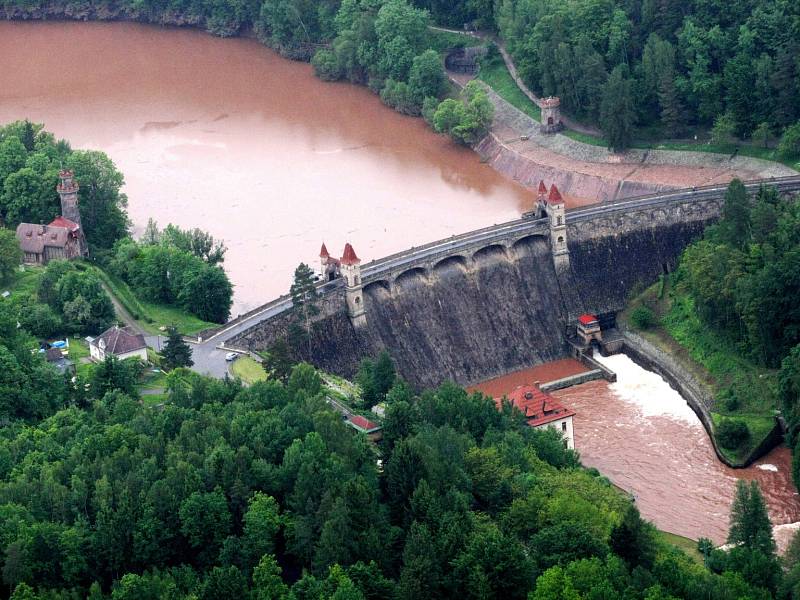 Letecké snímky povodní. Na snímku přehrada Les Království u Dvora Králové nad Labem. Rok 2013