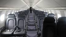 Interiér Concordu British Airways. V úzkém štíhlém trupu byly sedačky umístěny v uspořádání 2+2. Prostor pro hlavu byl omezený
