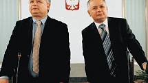 Premiér Jaroslaw Kaczyński (vlevo) a dvojče prezident Lech Kaczyński na jednání své strany ve Varšavě.