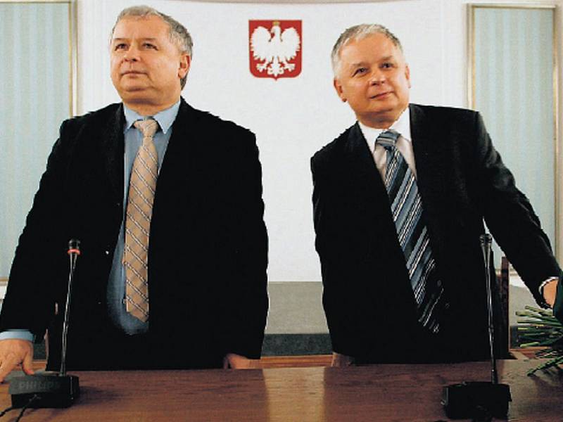 Premiér Jaroslaw Kaczyński (vlevo) a dvojče prezident Lech Kaczyński na jednání své strany ve Varšavě.